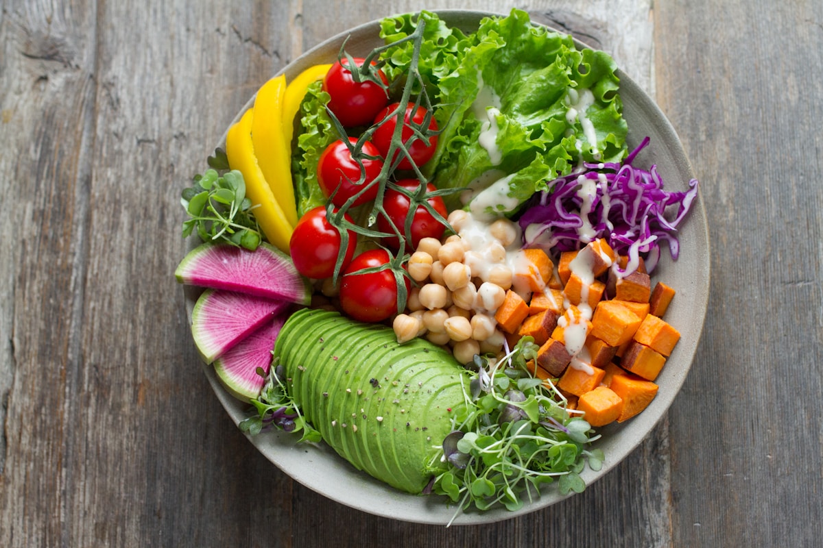 Balanced meal with fresh vegetables and whole grains